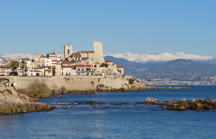 https://www.cb-immo.fr/wp-content/uploads/2019/10/antibes-3060408_640-700x450.jpg